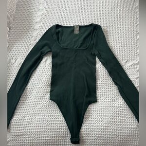 Aritzia: Sunday Best sinchseamless rib square longsleeve bodysuit in scarab